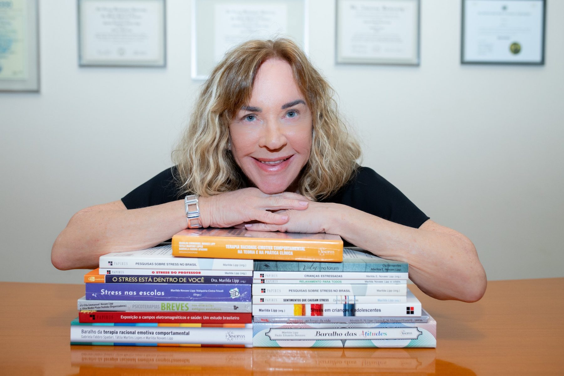 Dra. Marilda Lipp com livros de sua autoria