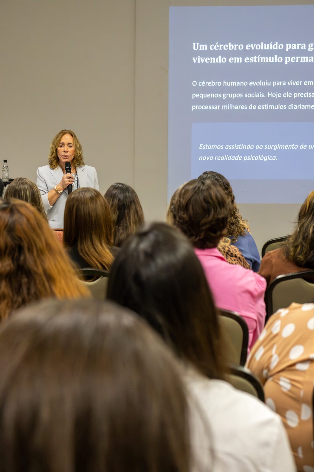 Dra. Marilda Lipp ministrando palestra
